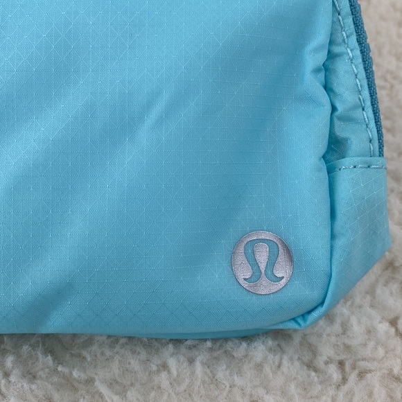 ❤️ Lululemon Everywhere Belt Icing Blue/Eton Blue NWT - Picture 4 of 8